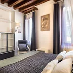 Romantic Pied A Terre ! Self check-in